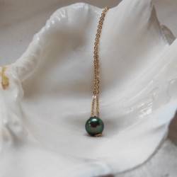 Gold necklace with black Tahitian pearl