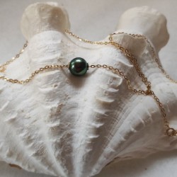 Gold necklace with black Tahitian pearl