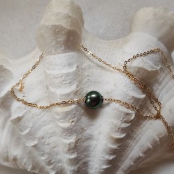 Gold necklace with black Tahitian pearl