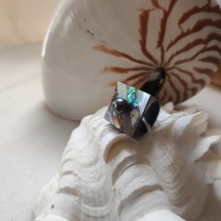 Bague fantaisie avec nacre et perle noire