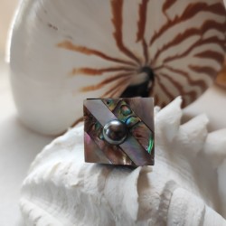 Bague fantaisie avec nacre et perle noire