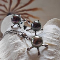 Set of earrings and pendant with black Tahitian pearls