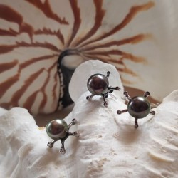 Set of earrings and pendant with black Tahitian pearls